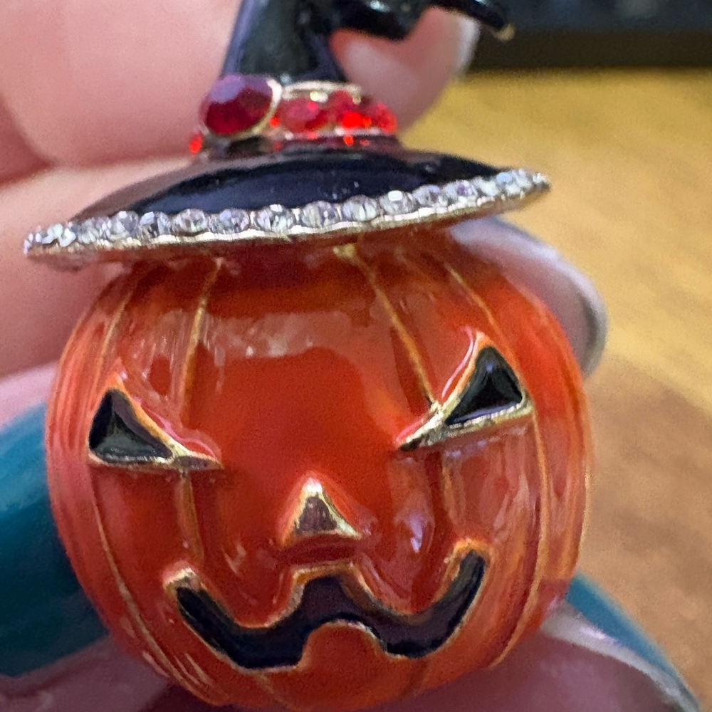 P-32 Jack-o-lantern in a witch hat brooch - Picture 2 of 3